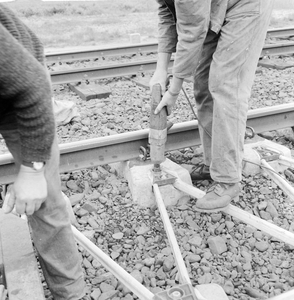 859270 Afbeelding van het leggen van spoor met zig-zag dwarsliggers.
